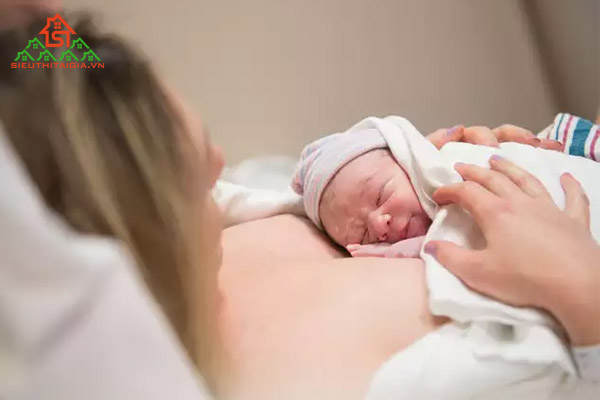 cho con bú bên to bên nhỏ phải làm sao