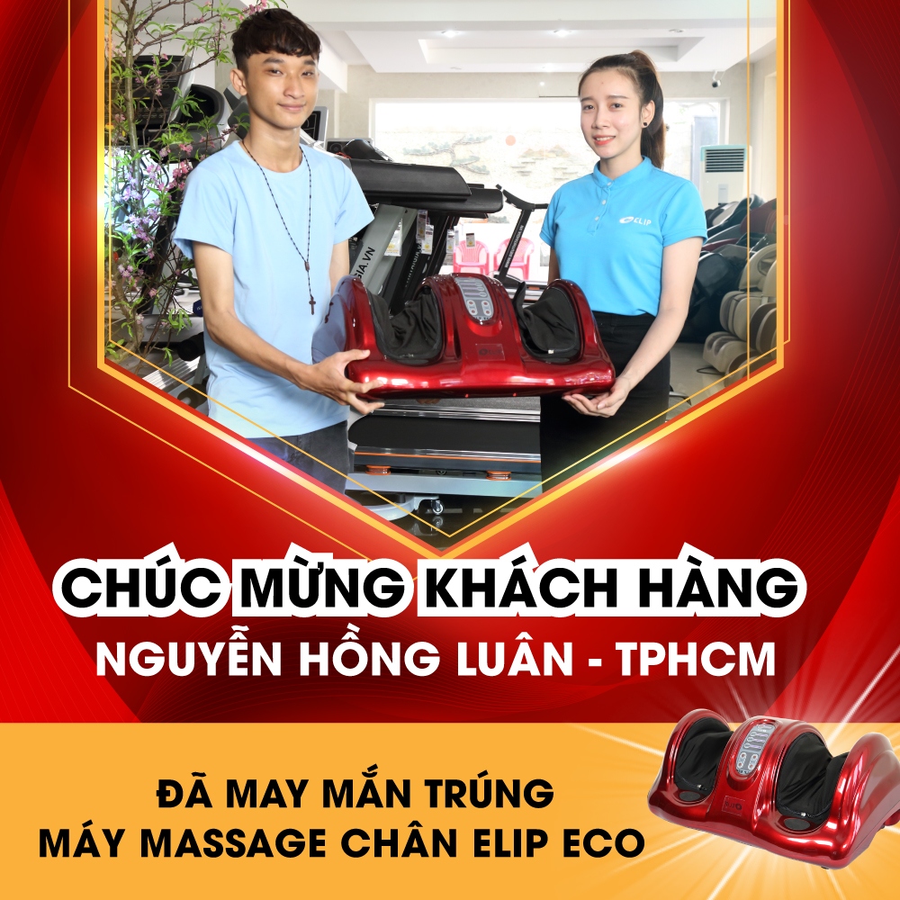 Khách hàng nhận giải thưởng chương trình vòng xoay may mắn 