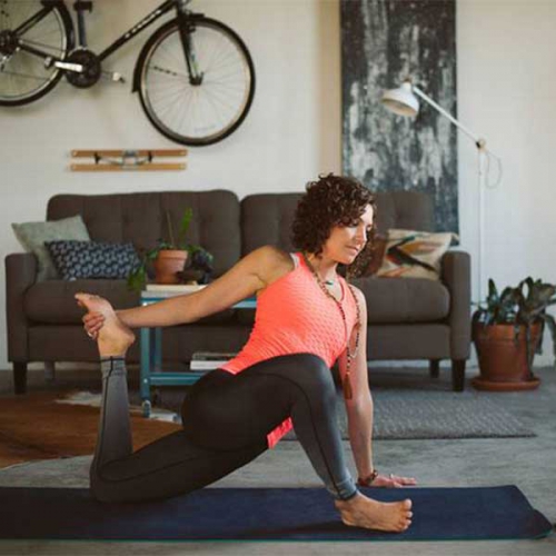 Giải Đáp Thắc Mắc: Có Nên Tự Tập Yoga Tại Nhà Không?
