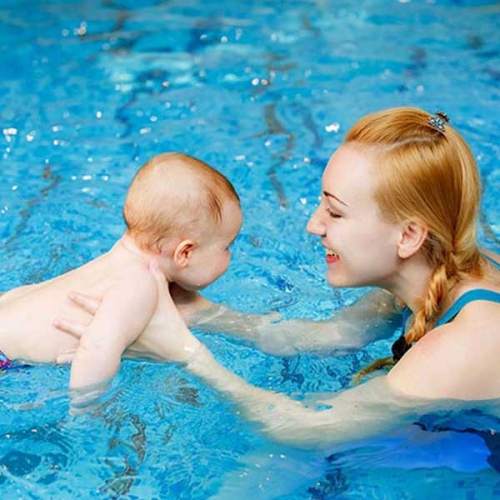 Tập Bơi Cho Trẻ Sơ Sinh Có Lợi Ích Như Thế Nào Với Trẻ?