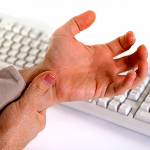 Cơ tay bị giật: Những điều nên biết về hiện tượng này