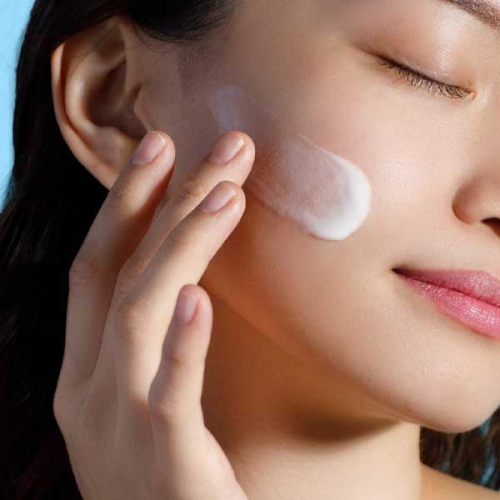 Đang bị mụn có nên dùng kem chống nắng không