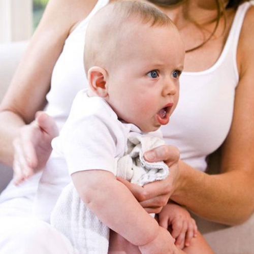 Trẻ bị nôn liên tục phải làm sao?