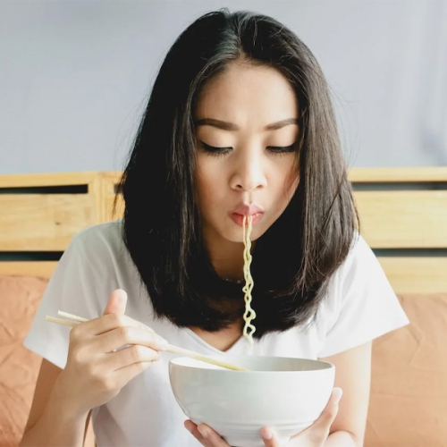 Bầu ăn mì tôm được không? Có hại cho mẹ và bé không?