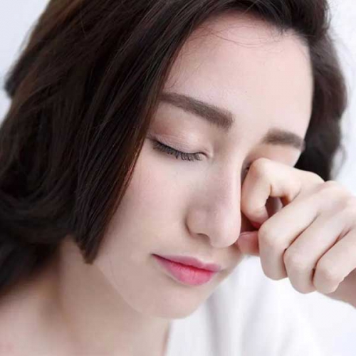 Dụi mắt nhiều có tác hại gì? Dụi mắt gây nguy hiểm thế nào?