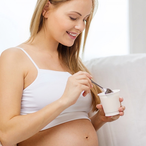 Bầu ăn sữa chua được không? Các loại sữa chua nên ăn và tránh