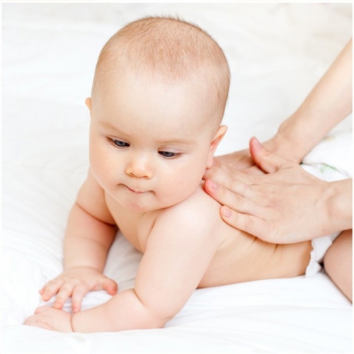 Cách massage lưng cho trẻ sơ sinh tại nhà đúng cách