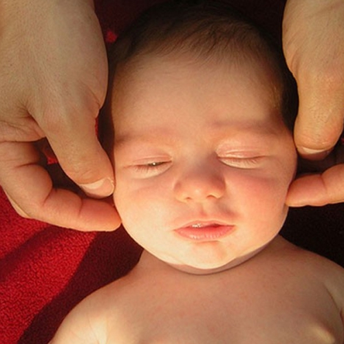 Hướng dẫn cách massage mặt cho trẻ sơ sinh chi tiết